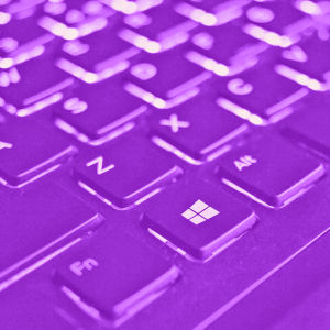 Tietokoneen näppäimellä näkyy Microsoftin logo.