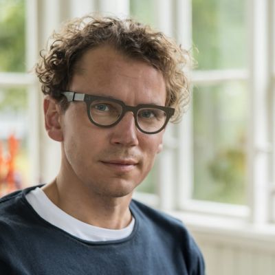 Juha Itkonen katsoo kameraan.
