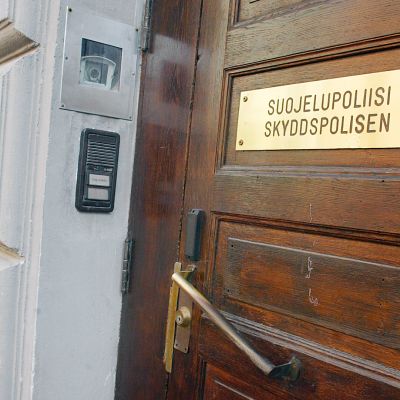 Suojelupoliisin ulko-ovi Helsingissä.