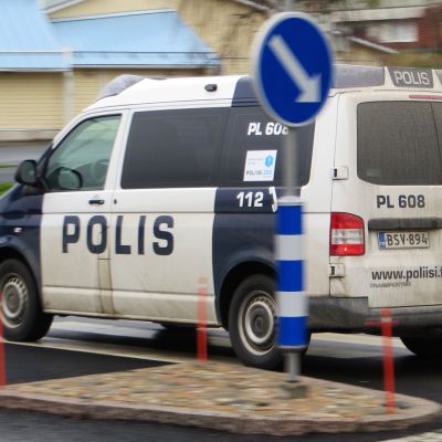 Poliisiauto ajaa tiellä.