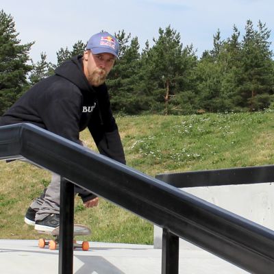 Roope Tonteri skeittaa Kouvolan skeittipuistossa