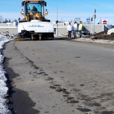 Uusi hiekanpoistolaite putsaa kevyen liikenteen väylää.