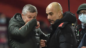 Tränarna Ole Gunnar Solskjær (United) och Pep Guardiola (City) snackar med varandra. Tränarna Ole Gunnar Solskjær (United) och Pep Guardiola (City) snackar med varandra.