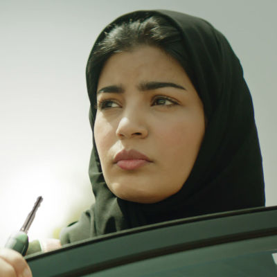 Närbild på Maryam (Mila Al Zahrani).