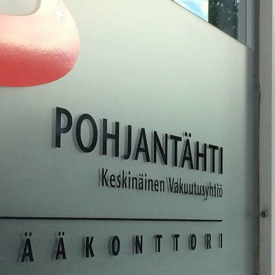 Vakuutusyhtiö Pohjantähden pääkonttorin ovi Hämeenlinnassa