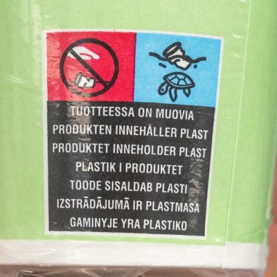 Sköldpaddemärkning. Illustrerad bild på sköldpadda och plastskräp.