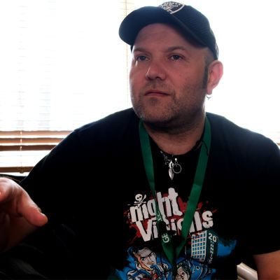 Den norska skräckfilmsregissören Severin Eskeland sitter i ett omklädningsrum i Hagnäs, Helsingfors, iklädd keps och svart t-tröja.