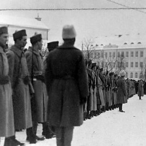 Viron armeijan ylipäällikkö vastaanottaa ensimmäiset suomalaiset vapaaehtoiset sotilaat Räävelin torilla Tallinnassa 30.12.1918.