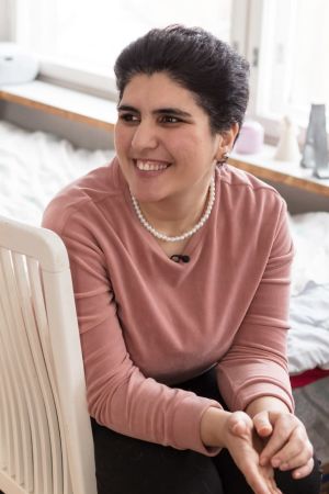 Lähikuva Azra Tayyebin kasvoista.