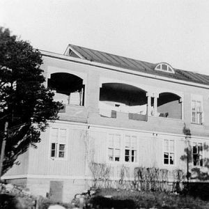 En svartvit bild på en stor träbyggnad.