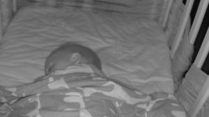 itkuhälytin, itkuhälyttimellä pimeässä otettu kuva, vauva nukkuu