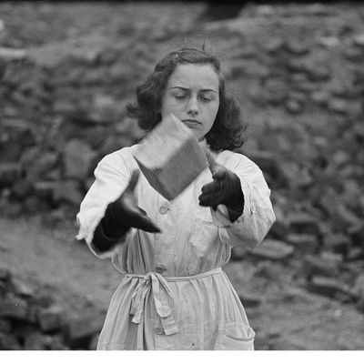 Kvinna som röjer efter bomb i Tyskland.