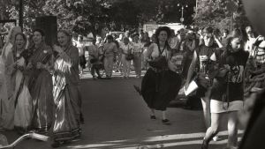Riikka Oksanen längst till höger, bland DBTL-flanörer första festivalåret 1988. Från festivalens första år 1988.