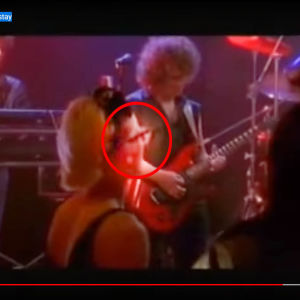 På 80-talet hade folk aldrig brillor i musikvideor. Inte ens i publiken.. Skärmdump från Wild Force musikvideo med flickas glasögon i fokus i publiken.