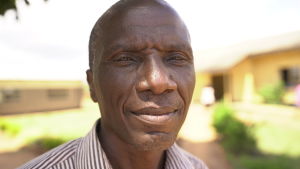 Willie Salati undervisar i matematik och fysik på skolan i Lumpuma. Willie Salati, vicerektor i en skola i Zambia