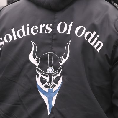 Soldiers of Odinin logo takin selässä.