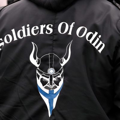 Soldiers of Odinin logo takin selässä.