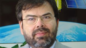 Gilberto Câmara är nuförtiden chef för GEO, Group on Earth Observations. Under åren 2005–2012 var han chef för rymdforskningsinstitutet INPE. Gilberto Câmara ställer sig kritisk till satellitaffären.