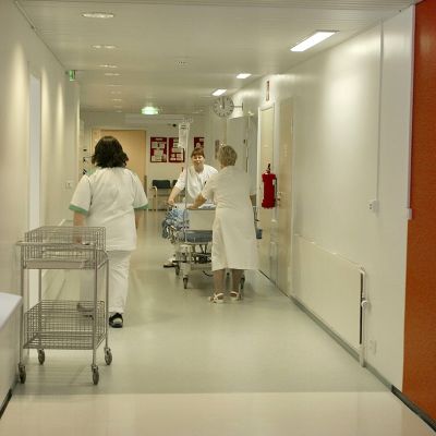 Sjukskötare i en sjukhuskorridor