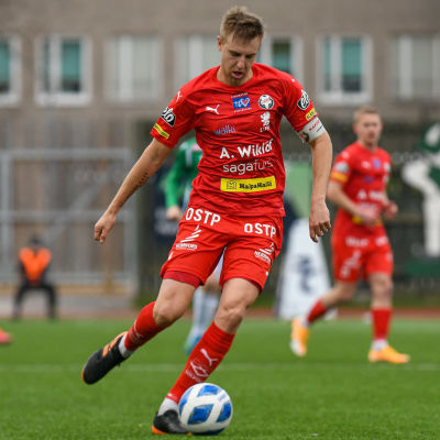 FF Jaros lagkapten Johan Brunell med bollen.
