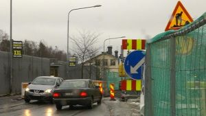 Trafikarrangemangen längs Järnvägsgatan kräver tålamod av bilisterna. Bilar möts i rörigt trafikarrangemang i centrala Vasa.