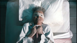 David Bowie musiikkivideossa Lazarus (2016).