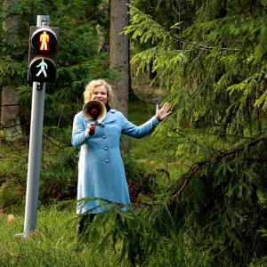Minna Joenniemi metsässä