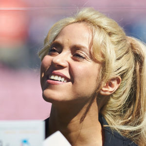 Sångaren Shakira ler.