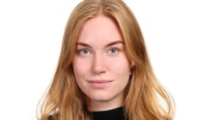 Kaisa Lundán som studerar manusförfattande och regi tror att problemen har uppstått på grund av olika språkbruk mellan olika generationer. En rödblond kvinna i svart tröja.