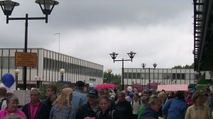 Granidagen firas i maj. Något år piffade man upp centrum och det fanns en springbrunn med en scen framför. Där stod jag med musikskolans band och uppträdde på en Granidag - pinsamt, förstås. (Notera skylten! Förbjudet att åka rullbräda!) Folkmassa i Grankulla centrum på 1990-talet.