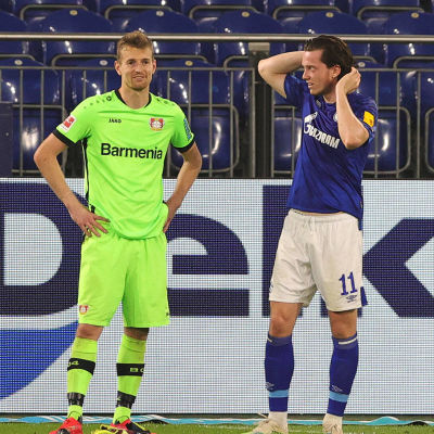 Schalkes Michael Gregoritsch (till höger) sumpade ett jätteläge på slutet. Bayer Leverkusens Lukas Hradecky stod i vägen.