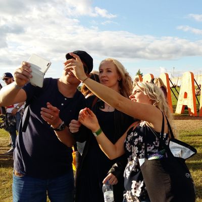 festarivieraita Ilosaarirock-kyltin edessä.