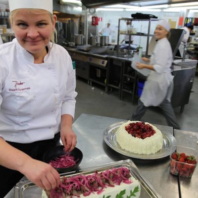 Ravintola Perhon vuoromestari Maarit Aurasmaa viimeistelee Perhon perinteistä voileipäkakkua.