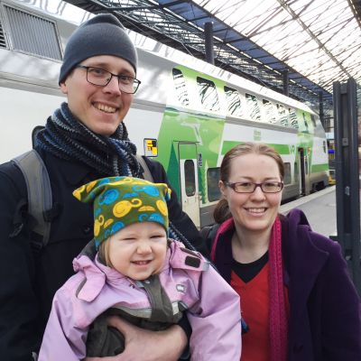 Halosten perhe Helsingin rautatieasemalla 24. joulukuuta.