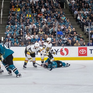Tacklingen på Joe Pavelski (liggande) var omtalad i slutspelsserien mellan San Jose och Vegas. Tacklingen på Joe Pavelski (liggande) var omtalad i slutspelsserien mellan San Jose och Vegas.