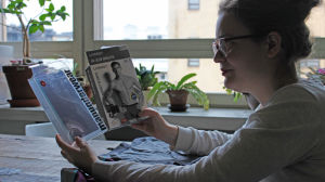 Rinna Saramäki funderar på skillnaden mellan Lidls och Dressmanns kalsonger. Kungskonsumenten testar kalsonger. OBS Använd bara till Kungskonsumenten-artikel!