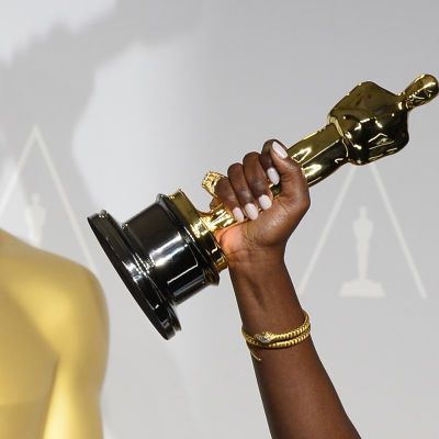 Oscar palkinto ja käsi