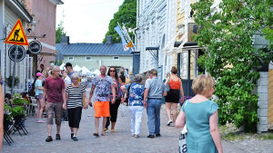 Kommer gamla stan att bli så här fylld i sommar? Turister på en gata i Gamla stan i Borgå. Det är sommar och vackert väder.