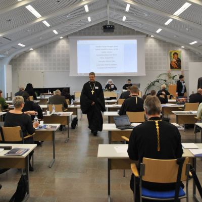 Kirkolliskokousedustajat koolla Valamon luostarissa.