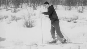 Presidentti Kekkonen hiihtää Lapissa.