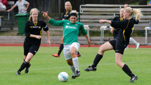 EIF:s Josefin Jensén kämpar mot en drös Honkaspelare. Josefin Jensén, EIF