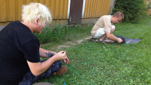 Antti Kanes och Mika Papunen installerar avgränsningsslingan. Robotgräsklippare i test i Kungskonsumenten.