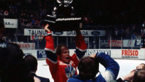 Heikki Riihiranta nostaa Kanada-maljaa HIFK:n SM-voiton myötä 1980.