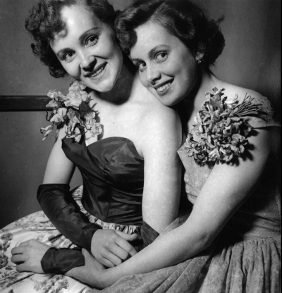 Suomen Neito -kilpailu 1953 Kaija Kuosman ja Iris Nordman.