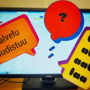 Tietokoneen näytöllä puhekuplia (roskaposti auki)