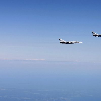 Ilmavoimien Hornet ja Suhoi Su-24 -koneita kuvattuna Itämeren ja Suomenlahden kansainvälisessä ilmatilassa.