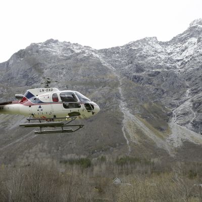 Helikopteri. Taustalla Mannen-vuori.