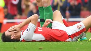 Arsenalbacken Laurent Koscielny skadade sig i slutminuterna av helgens ligamatch.