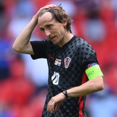 Luka Modric skrapar sig på huvudet.
