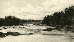I dessa trakter vid Kymmene älv gav de röda upp i maj 1918. Gammalt svart-vitt postkort av en forsande älv.